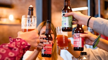 Clientes del 'taproom' Mendrugo en Madrid beben la cerveza elaborada con excedentes de pan.