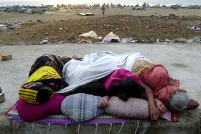 Una familia duerme en la calle tras el terremoto en la ciudad india de Madrás.