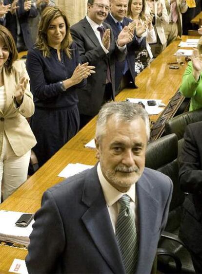 Griñán, aplaudido por su grupo tras ser investido presidente.