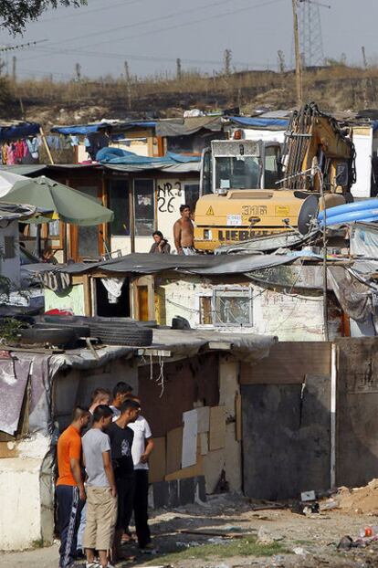 Habitantes del poblado chabolista asisten a las tareas de limpieza.