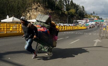 Un ciudadano venezolano carga sus pertenencias tras cruzar desde Colombia a Ecuador por el puente internacional de Rumichaca, en Tulcán (Ecuador).