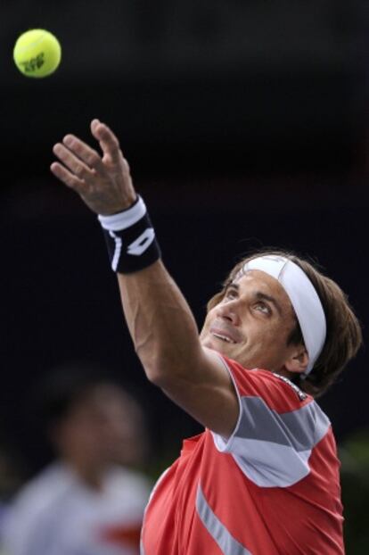 Ferrer se dispone a efectuar un servicio durante un partido del Masters de París.