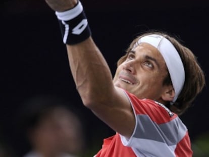 Ferrer se dispone a efectuar un servicio durante un partido del Masters de París.
