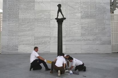 Restauradores do museu consertam a escultura 'O homem que caminha, sobre uma coluna', de Rodin, feito em 2006 por Fonderie Coubertin, no museu do Louvre de Abu Dhabi.