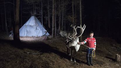 Tuguldur Bayandalai, de 9 años, posa con uno de los renos de su familia.