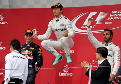 Lewis Hamilton (d), tercero al final, protagonizó una pésima salida, y Mercedes se proclamó campeón mundial de marcas.