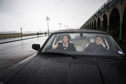 Nick Cave, conduciendo, y Blixa Bargeld, en '20.000 días en la Tierra'.