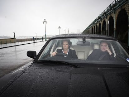 Nick Cave, conduciendo, y Blixa Bargeld, en '20.000 días en la Tierra'.
