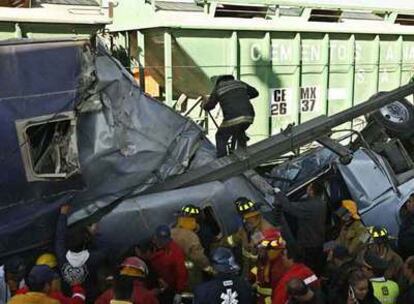 Al menos 21 personas han muerto y otras doce han resultado heridas hoy al chocar un autobús de pasajeros y un tren de carga en la localidad de Cuautitlán (México)