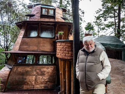 Jaime Maussan en su cabaña en el Desierto de los Leones.