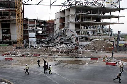 Una vista del edificio en construcción, tras el derrumbe de ayer por la tarde.