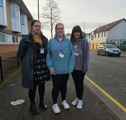 Julie-Anne Cole-Johnston (derecha), junto a otras dos compañeras del centro para mujeres de Shankill Road.