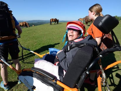 Janire Mora, en pleno ascenso al monte Gorbea, subida en una silla de ruedas especial para la montaña.