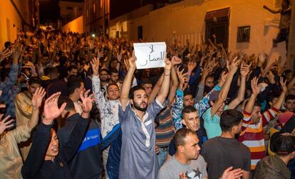 Manifestación de jóvenes en Alhucemas contra la política del Estado marroquí en el Rif, el pasado 11 de junio.
