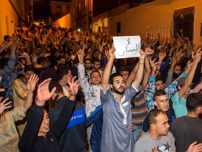 Manifestaci&oacute;n de j&oacute;venes en Alhucemas contra la pol&iacute;tica del Estado marroqu&iacute; en el Rif, el pasado 11 de junio.