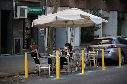 Terrassa d'un bar del carrer Dos de Maig de Barcelona, situada on abans aparcaven cotxes.