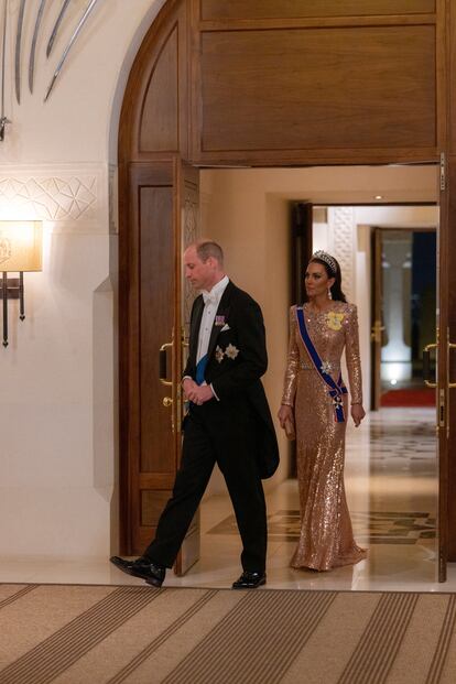 Los príncipes de Gales asistieron al enlace en representación de la familia real británica. Para la recepción posterior a la boda, los invitados se cambiaron de ropa, pues el protocolo marcaba traje de gala. Kate Middleton optó para la ocasión por un vestido de lentejuelas de Jenny Packham y la tiara Lover's Knot, una de las favoritas de Lady Di.