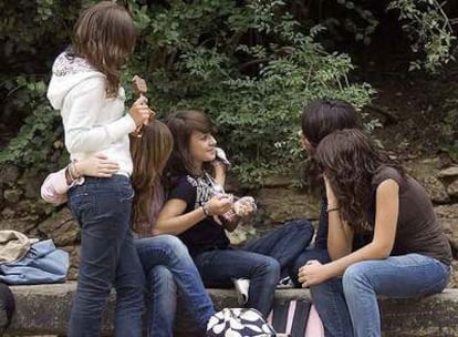 Un grupo de adolescentes de la edad recomendada para aplicar la vacuna.