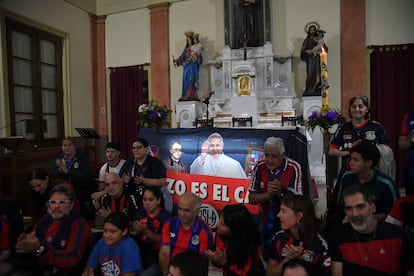 Asistentes se fotografían durante la misa en honor al Papa Francisco. 