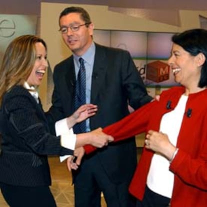 Inés Sabanés, a la izquierda, bromea con Trinidad Jiménez y Alberto Ruiz Gallardón al término del debate en Telemadrid.