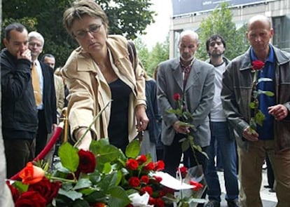 Una mujer deposita una rosa en la entrada de los grandes almacenes de Estocolmo donde fue asesinada la ministra de Exteriores.