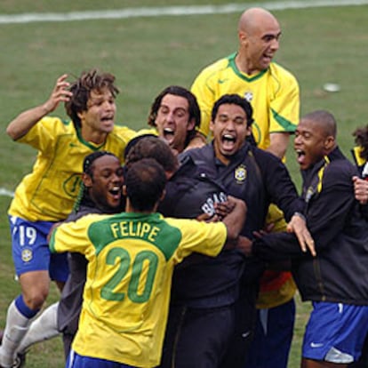 Los jugadores brasileños celebran la conquista de la Copa America 2004 tras derrotar a la selección de Argentina en el partido final del torneo que ambas selecciones disputaron esta tarde en el estadio Nacional de Lima.