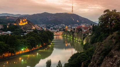 Panorámica de Tiflis, capital de Georgia, y del río Mtkvari.