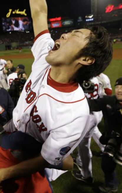 Un jugador de los Boston Red Sox celebra el triunfo de su equipo en las Series Mundiales en su estadio.