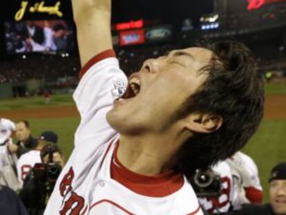 Un jugador de los Boston Red Sox celebra el triunfo de su equipo en las Series Mundiales en su estadio.