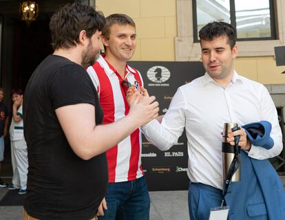 Ian Niepómniashi, a la derecha, felicitado por su equipo tras ganar el Torneo de Candidatos en Madrid