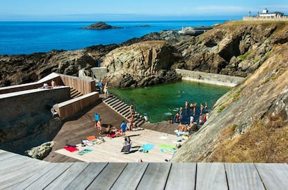 Un vivero de marisco se convirtió en la Piscina Marina de Tapia de Casariego, en Asturias. El agua que rebosa la marea es retenida mediante una compuerta, repitiéndose el vaciado a diario.