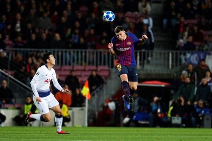 El centrocampista surcoreano del Tottenham, Heung- Min Son pelea un balón con el defensa francés del Barcelona, Clément Lenglet.