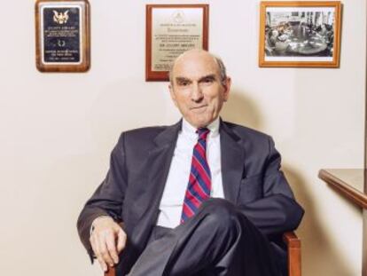 El veterano halcón Elliott Abrams, representante de EE UU para Venezuela, afirma en una entrevista con EL PAÍS que algunos cargos  tienen a sus familias y su dinero en el país y querrán reunirse con ellos 