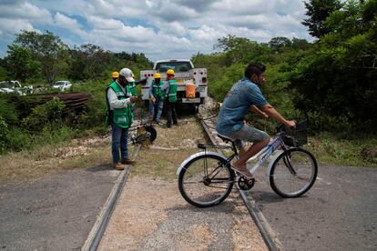 Varios trabajadores, en un tramo de las obras del nuevo Tren Maya.