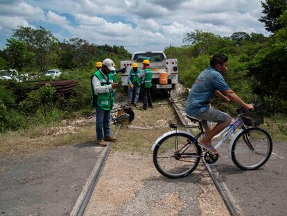 Varios trabajadores, en un tramo de las obras del nuevo Tren Maya.