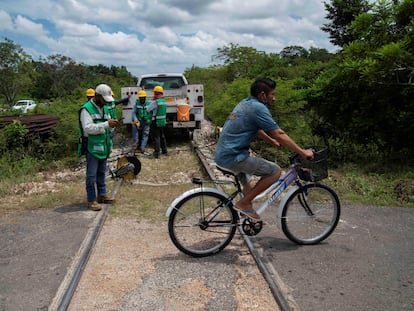 Un hombre cruza en bicicleta un tramo de los trabajos del Tren Maya en la comunidad de Chocholá, Yucatán (México).