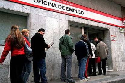 Cola de solicitantes de trabajo ante una oficina de empleo en Madrid.