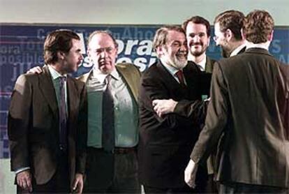José María Aznar y otros dirigentes del Partido Popular, en un mitin de cierre de campaña electoral en Euskadi.
