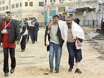 Unos palestinos heridos en los enfrentamientos con las tropas israelíes en Nablús abandonaban ayer la alcazaba de la ciudad.