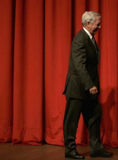 El escritor Mario Vargas Llosa en el escenario que lleva su nombre en Lima