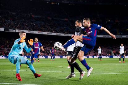 Jordi Alba ante Montoya en el Valencia-Bar&ccedil;a de la Copa del Rey. 