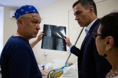 Pedro Sánchez mira  una radiografía junto a personal sanitario en un hospital militar, este sábado en Kiev. Diez médicos de este centro se están formando en España en el uso del hospital de campaña que Madrid enviará a Ucrania.