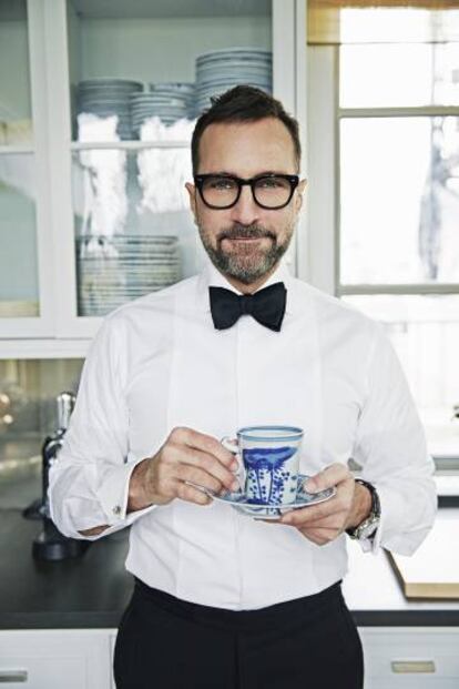 James Costos wearing MANUEL CALVO DE MORA shirt and pants, TURNBULL & ASSER bow tie, IWC watch, SHURON glasses, GIVENCHY shoes and vintage cuff-links, which were a gift from his partner, the interior decorator Michael Smith. “I like to honor and promote the tradition of Spanish tailoring. A lot of fashion from Spain has entered my wardrobe,” he explains in his kitchen.