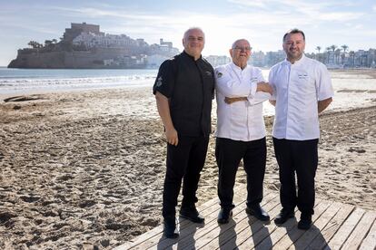 Jaime Sanz con sus hijos Jaime y Jordi frente a su restaurante, ante el castillo de Peñíscola. 