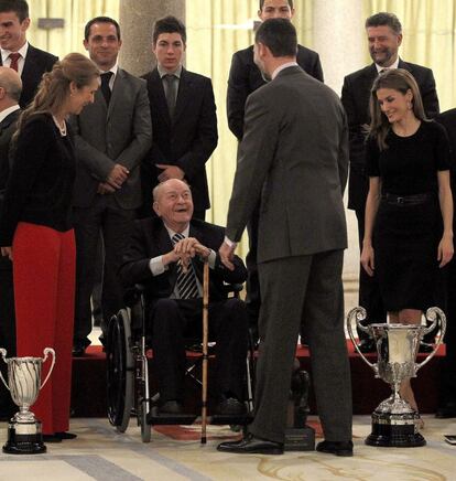 El príncipe Felipe y la infanta Elena conversan con el presidente de honor del Real Madrid, Alfredo Di Stéfano.
