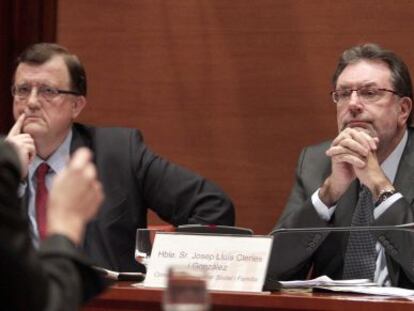 Los consejeros Francesc Xavier Mena, a la izquierda, y Josep Llu&iacute;s Cleries, en su comparecencia en la Diputaci&oacute;n permanente del Parlament.  