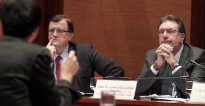 Los consejeros Francesc Xavier Mena, a la izquierda, y Josep Llu&iacute;s Cleries, en su comparecencia en la Diputaci&oacute;n permanente del Parlament.  