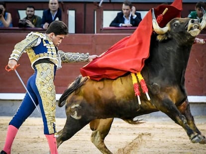 Rafael González, en un pase de pecho al segundo novillo de la noche.