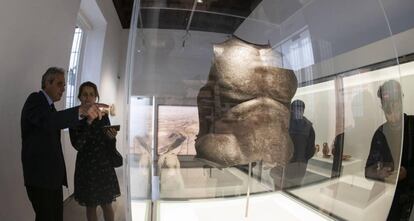 Unos visitantes obseervan parte de la exposición 'Tesoros del Museo Arqueológico de Granada'.