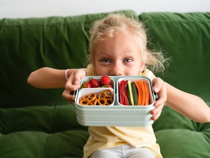 Una dieta equilibrada para los niños incluye frutas, verduras, frutos secos, cereales y lácteos.